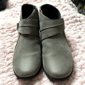 Clark size 8 bootie.